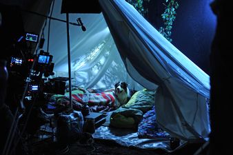 Szenenbild Coffey nachts im Zelt © 2012 Constantin Film Verleih GmbH / Bernd Spauke