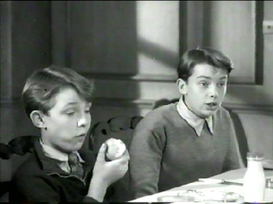 Film-Bildschirmfoto: Dick und Julian bei Tisch