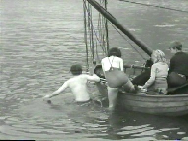 Film-Bildschirmfoto: Julian und George tauchen nach zum Wrack hinab