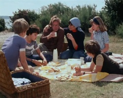 screenshot: Julian, George, Anne und Dick mit Onkel Quentin und Tante Fanny beim Picknick auf der Insel