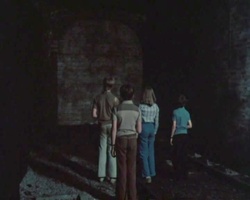 Standbild: Julian, Dick und Anne vor vermauerter Wand