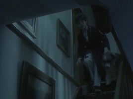 Standbild: George auf der Treppe