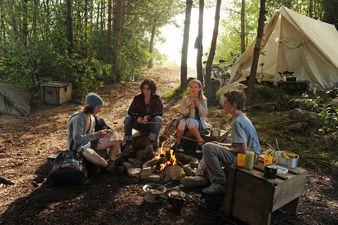 Szenenbild Dick (Justus Schlingensiepen), George (Valeria Eisenbart), Anne (Neele Marie Nickel) und Julian (Quirin Oettl) zelten in der sagenumwobenen Katzenschlucht  2012 Constantin Film Verleih GmbH / Bernd Spauke