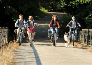 Szenenbild Die Fnf Freunde: Julian (Quirin Oettl), Anne (Neele Marie Nickel), George (Valeria Eisenbart), Dick (Justus Schlingensiepen) und Timmy, der Hund (v.l.n.r.).  2012 Constantin Film Verleih GmbH / Bernd Spauke