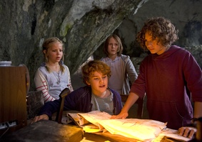 Anne (Neele Marie Nickel), Julian (Quirin Oettl), Dick (Justus Schlingensiepen) und George (Valeria Eisenbart) fangen einen mysterisen Funkspruch auf
 2011 Constantin Film Verleih GmbH