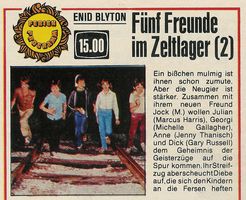 Zeitungsausschnitt: Fnf Freunde im Zeltlager (2): Ein bichen milmig ist ihnen schon zumute. Aber die Neugier ist strker. Zusammen mit ihrem neuen Freun Jock (M.) wollen Julian (Marcus Harris), Georgi (Michelle Gallagher), Anne (Jenny Thanisch) und Dick (Gary Russell) dem Geheimnis der Geisterzgr auf die Spur kommen. Ihr Streifzug aber scheucht Diebe auf, die sich den Kindern an die Fersen heften.